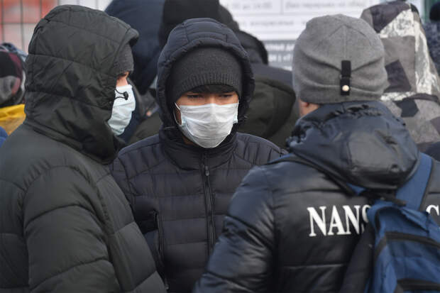 В регионе России мигрантам запретили работать курьерами и таксистами