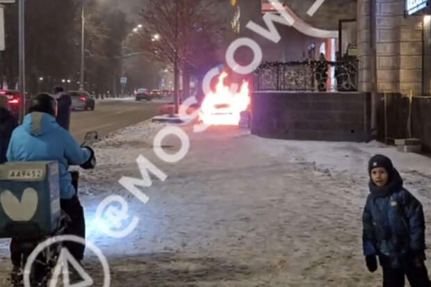 В Москве на видео сняли Citroen Berlingo, который вспыхнул на глазах у людей