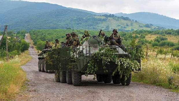Украинские военные патрулируют местность возле Мукачево