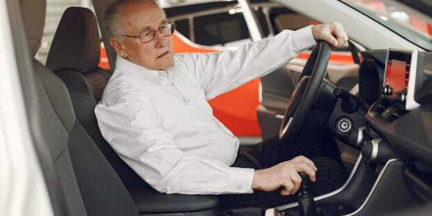 Водительские права без возрастных ограничений: до скольких лет можно водить машину в России