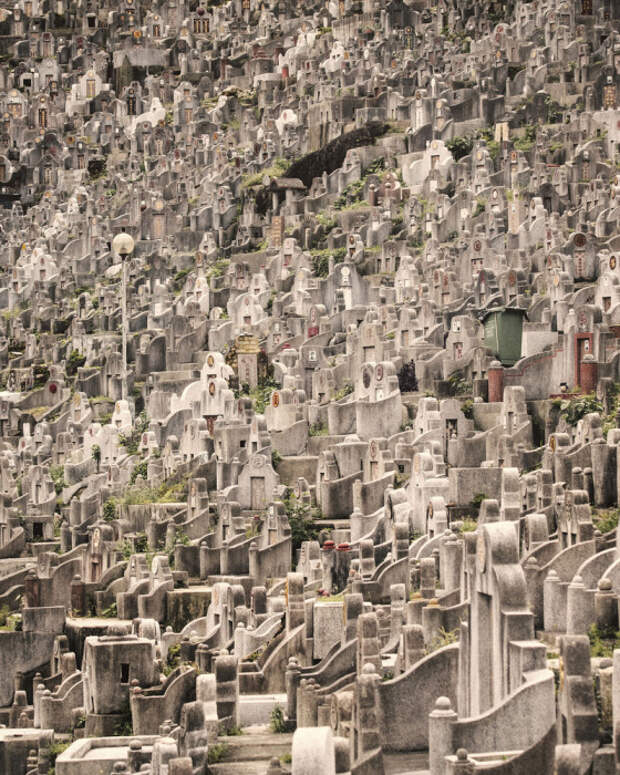 Место на общественном кладбище в Гонконге люди ждут годами и не всегда его получают. | Фото: insider.com/ Finbarr Fallon.