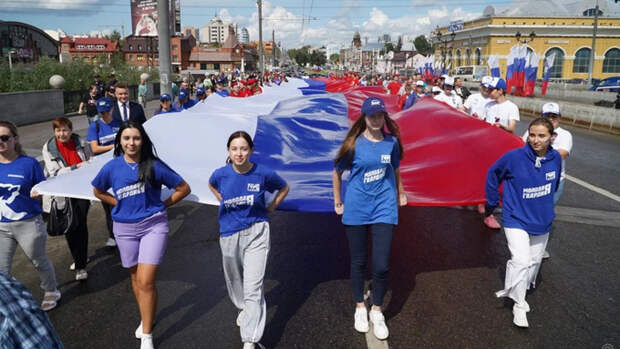 Огромный флаг России пронесли по улицам Барнаула. Фото