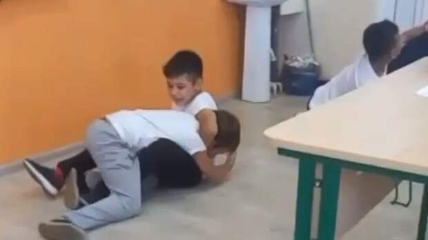 «Кидает стулья, толкает парты»: первоклассник Юсуф держит в страхе школу в Подмосковье