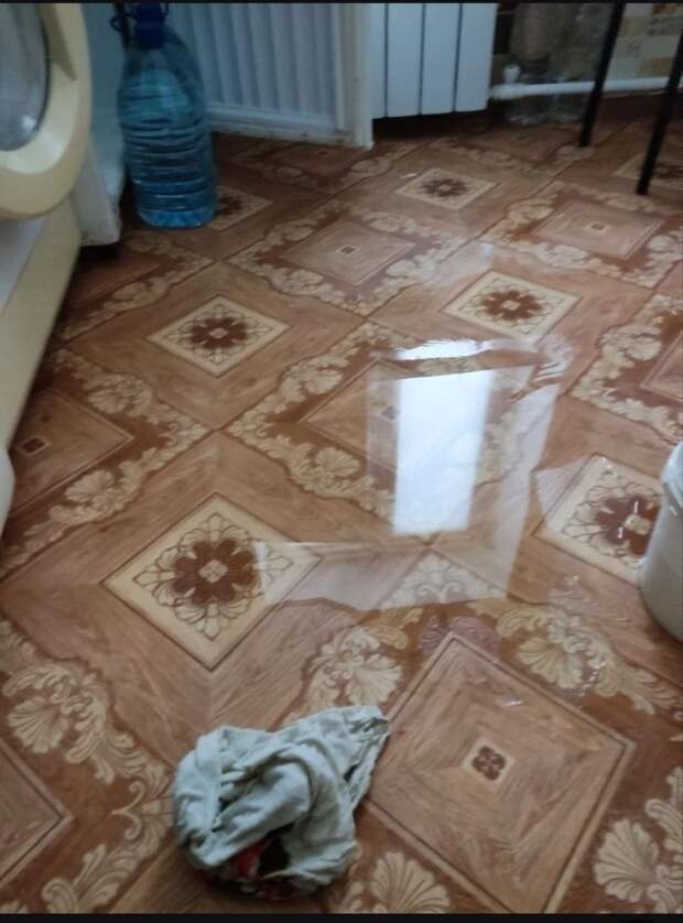 на Кирова затопило квартиры отопление,которого нет. Умные слили с системы воду. Во многих квартирах порвало трубы. https://t.me/webmoney_dn/321477