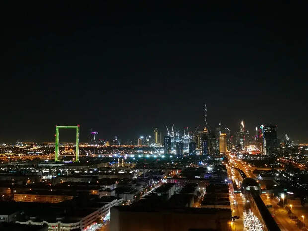 Отель в ОАЭ эвакуировали из-за ракетной угрозы и атаки дрона на аэропорт