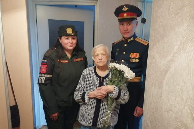 Военнослужащие военной полиции ЦВО навестили жительницу блокадного Ленинграда в Самарской области