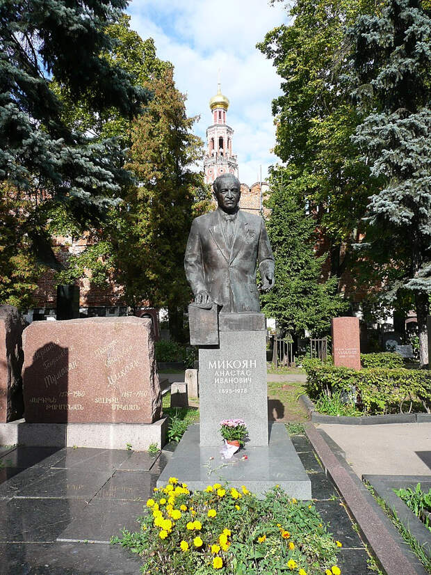 Могила Микояна на Новодевичьем кладбище.