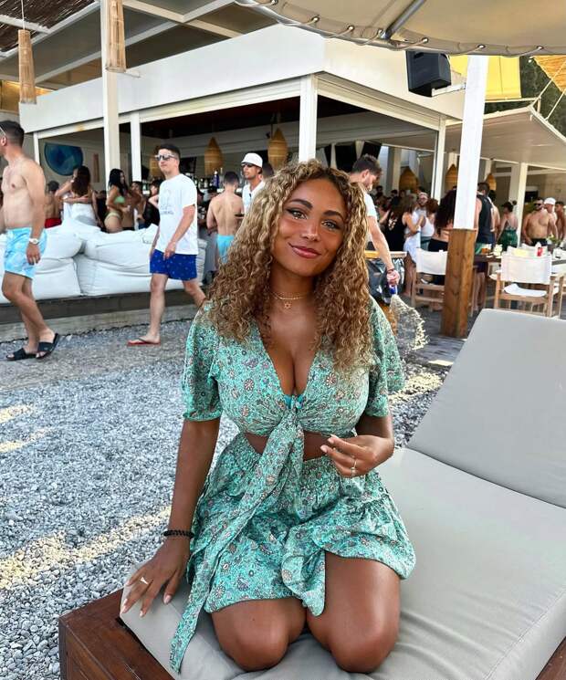 Девушке пришлось уменьшить огромную грудь из-за глазеющих на нее мужчин