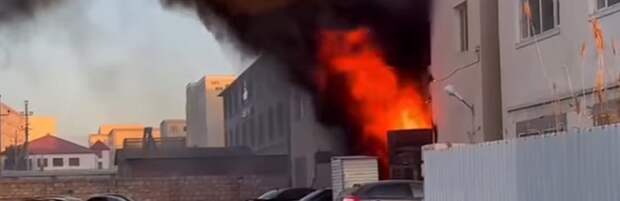 Два человека в тяжелом состоянии: в Актау сгорела станция техобслуживания