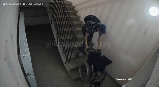 В Краснодаре неизвестный украл инвалидную коляску прямо из подъезда многоквартирного дома