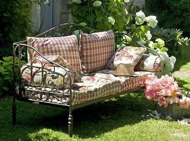 Из кованой скамейки с помощью подушек и матраца можно сделать комфортный мягкий диванчик