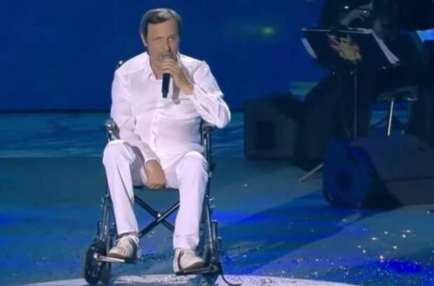 Николай Носков в инвалидной коляске заплакал посреди выступления