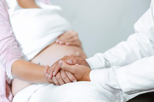 Не знавшая о беременности 21-летняя женщина приняла схватки за аппендицит