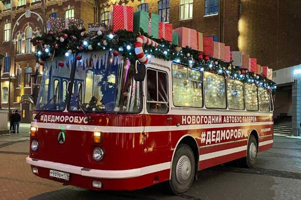 В Петербурге курсирует «Дедморобус». Посмотрите на автобус, полный Дедов Морозов