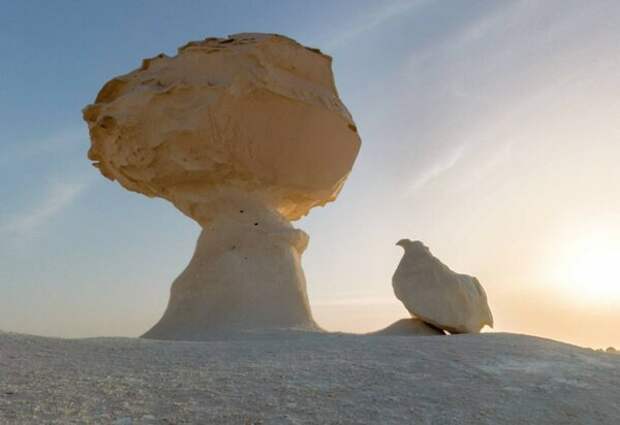 Это не снег на горячем песке и не мираж — это «Белая пустыня» в труднодоступном уголке Сахары
