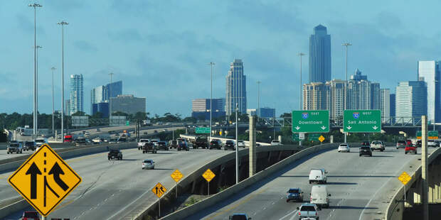 Машины на дорожной развязке на окраине Хьюстона, штат Техас - ИноСМИ, 1920, 03.03.2024