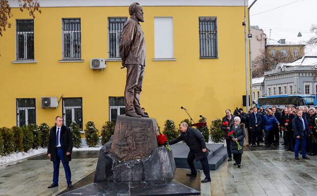 Памятник Александру Солженицыну