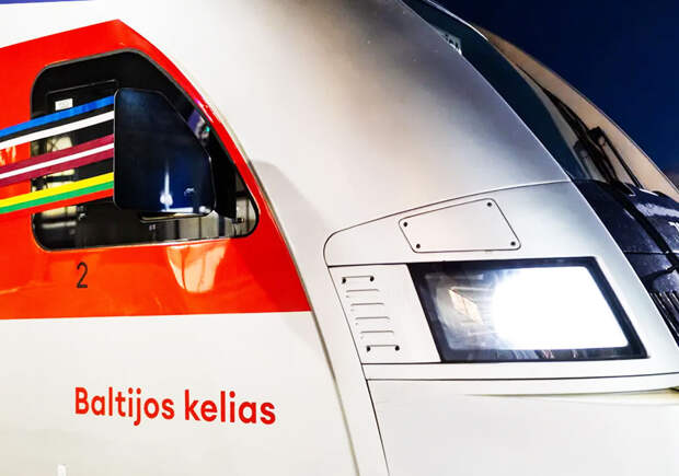 Показуха* по-балтийски. Запуск пилотного отрезка Rail Baltic с рваными билетами и беготнёй напоминает о дураках и дорогах