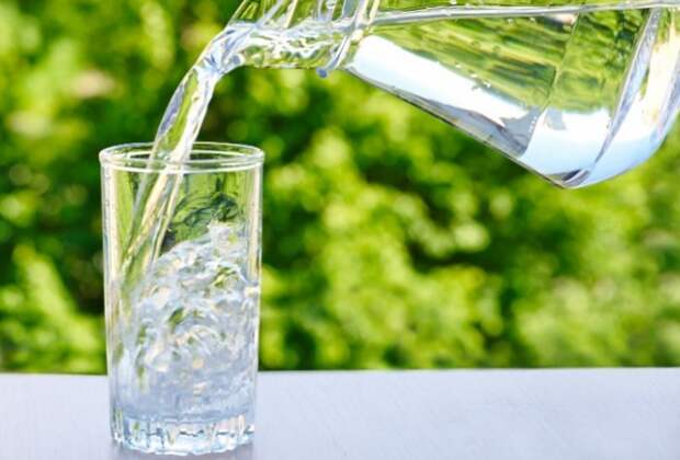 Пейте ежедневно не менее 1,5 литров воды / Фото: naturallydaily.com