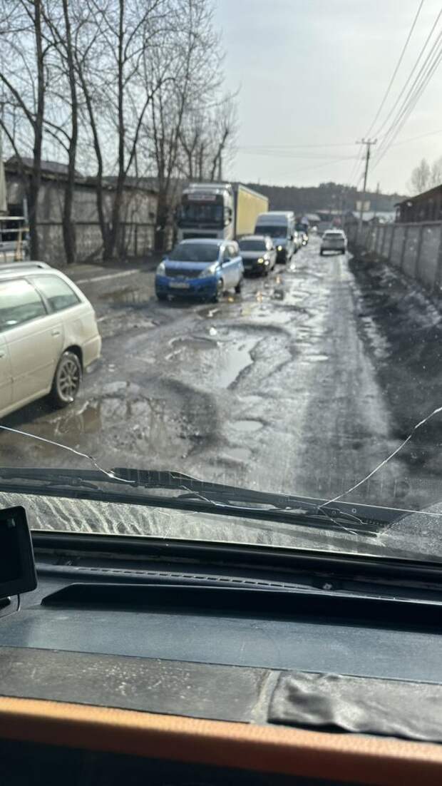 Жители Иркутска и пригорода не могут доехать домой и из дома из-за сильно разбитой дороги 2 Жители Иркутска и пригорода не могут доехать домой и из дома из-за сильно разбитой дороги