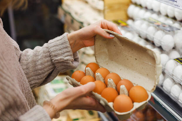 В Роскачестве напомнили о риске бактерий на скорлупе немытых яиц