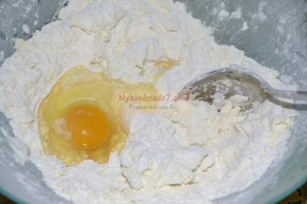 пицца с колбасой и солеными огурцами