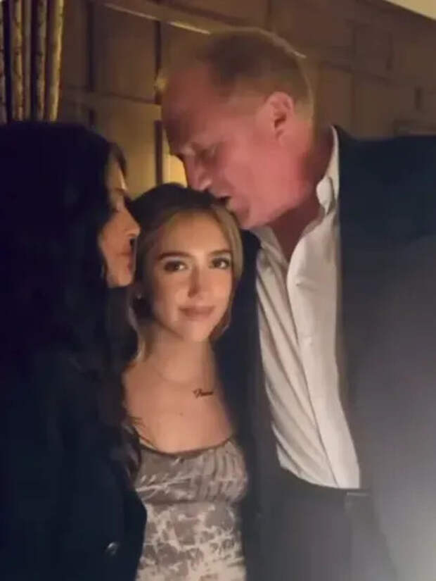 Сальма Хайек и Франсуа-Анри Пино с дочерью Валентиной