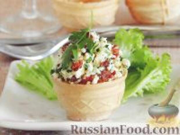 Фото к рецепту: Сырная закуска с копчеными шкварками