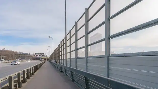 Шумозащитный экран установили на Андреевском мосту в Москве