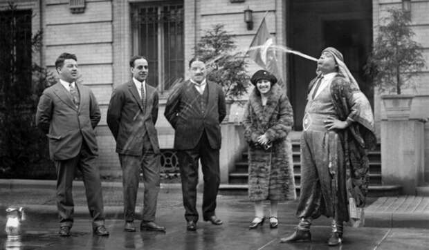 Человек-фонтан Хаджи Али: история артиста неприятного жанра