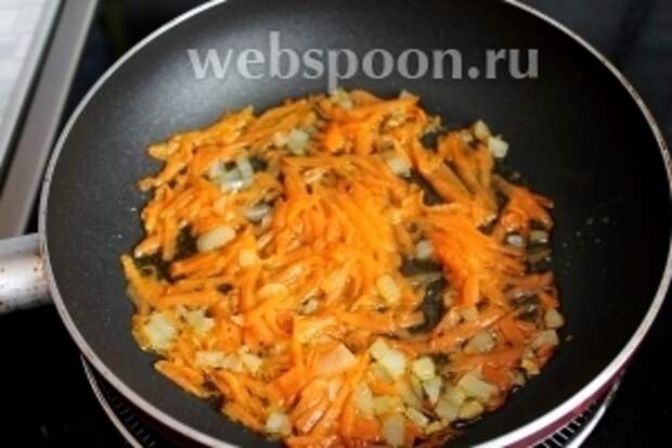 Лук и морковь припустить в бульоне с ложкой растительного масла.