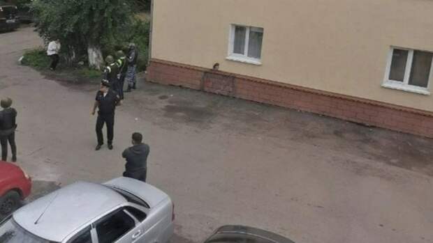 В Красноярске мужчина открыл стрельбу рядом со школой