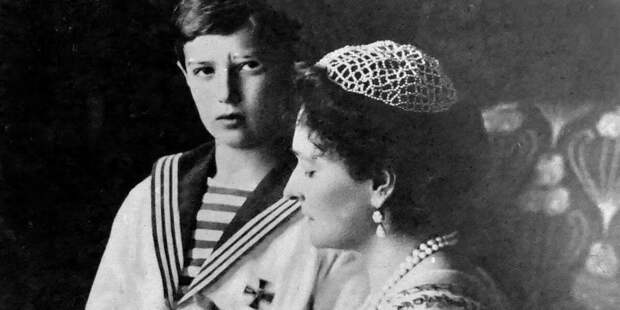 Царевич Алексей с матерью — императрицей Александрой 