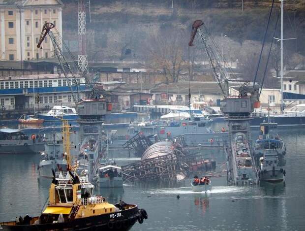 В Севастополе затонула подводная лодка