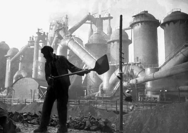 Магнитогорский металлургический комбинат построен советским народом в 1929 году. Сейчас им владеет миллиардер Виктор Рашников (иллюстрация из открытых источников)