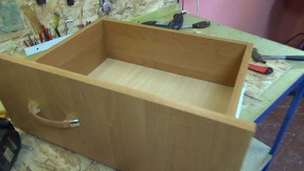 Мебель своими руками. Полочки для мастерской из старого комода.