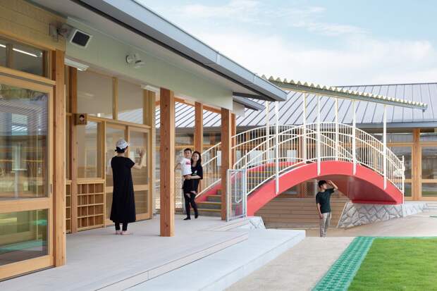 Детский сад Камигори с двором в Японии