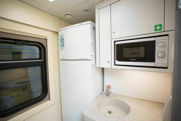 РЖД показал новые вагоны-купе с душем, сейфами и кухней