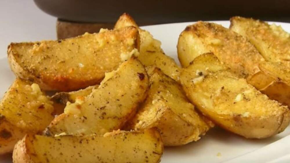 картофель запеченный в духовке дольками с корочкой. картофель в духовке дольками с хрустящей корочкой. картошка с хрустящей корочкой в духовке. картофель дольками в духовке. картошка дольками в духовке с корочкой.