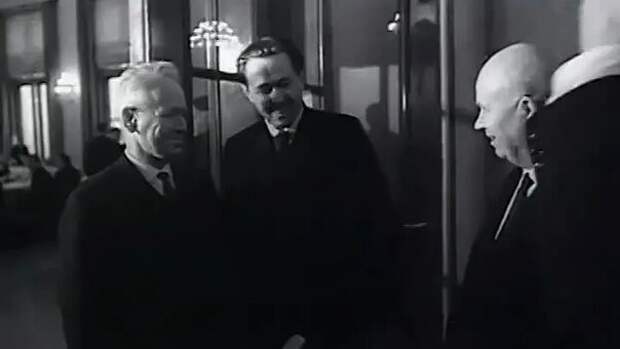 Михаил Шолохов, Александр Солженицын и Никита Хрущёв в Кремле. Кадр из документальной хроники начала 1960-х годов.  
