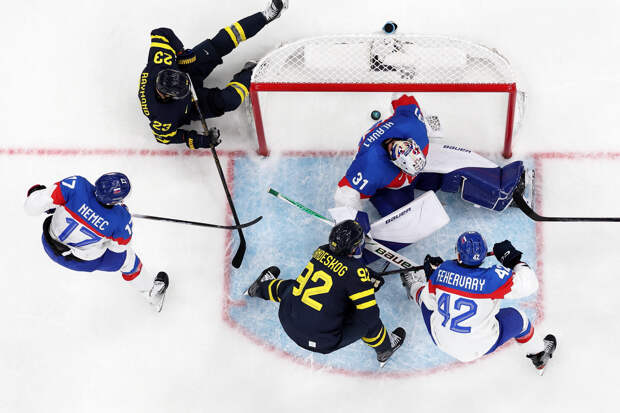 Сборная Швеции по хоккею переиграла словаков в третьем туре группового этапа Олимпиады