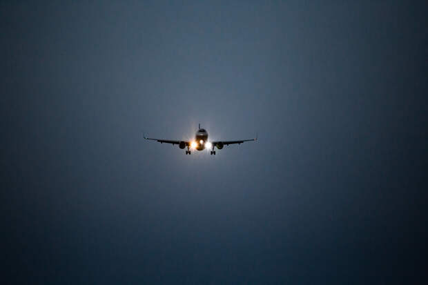 Самолет с россиянами на борту развернулся в небе из-за неисправности