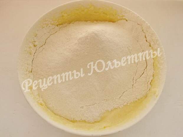 просеиваем муку с содой
