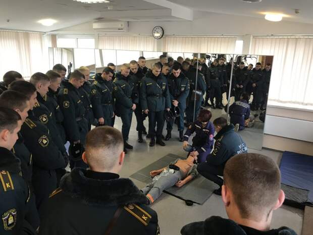 Водные спасатели провели занятия со слушателями Академии государственной противопожарной службы МЧС России. Фото Департамента ГОЧСиПБ г.Москвы
