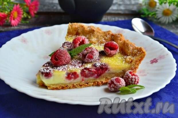 Готовый вкусный и ароматный Цветаевский пирог с малиной остудить в форме, извлечь его и, по желанию, посыпать сахарной пудрой. Украсить ягодами малины и мятой. Подать пирог к столу.