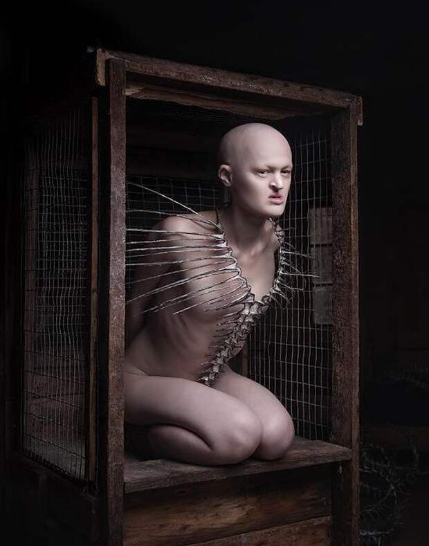 Мелани Гайдос: красота, заключённая в клетку.