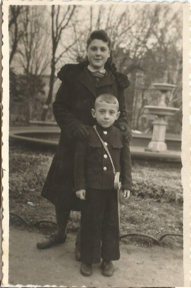 Моя мамочка с двоюродным братом. 1947 год.jpg