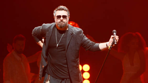 «По-моему, он болен»: Алексея Чумакова захейтили за танцы с поклонницей