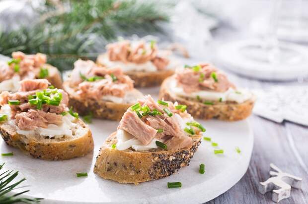 Slices of baguette with fresh tuna