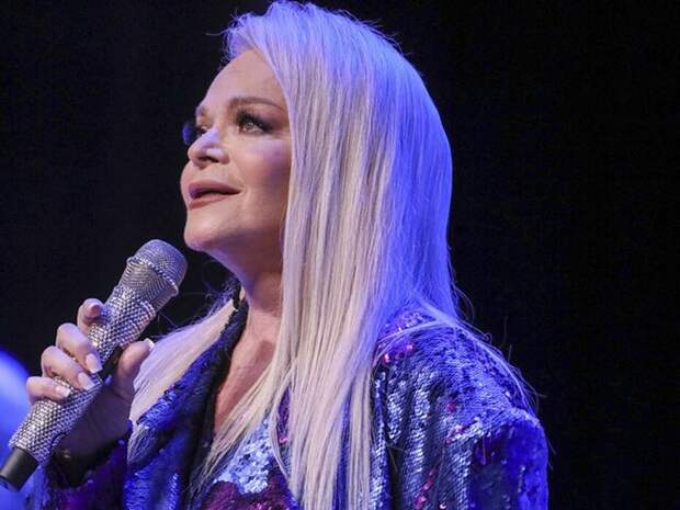 «Поцелуй земли обернулся мемом»: Кэти Перри, Долина, Боня и другие звезды, попавшие в громкие скандалы года